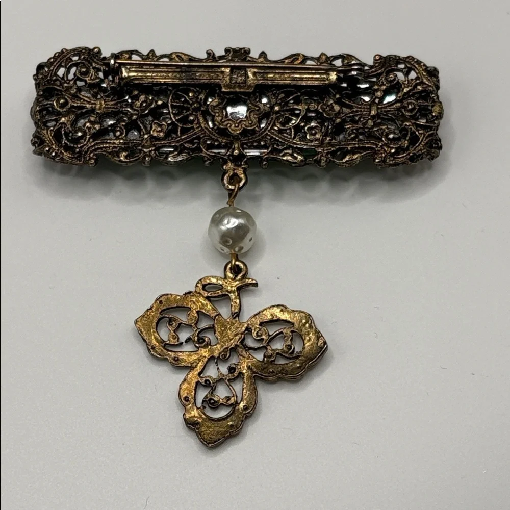 VNTG Elegant Green and Gold Brooch with Pearl Accent